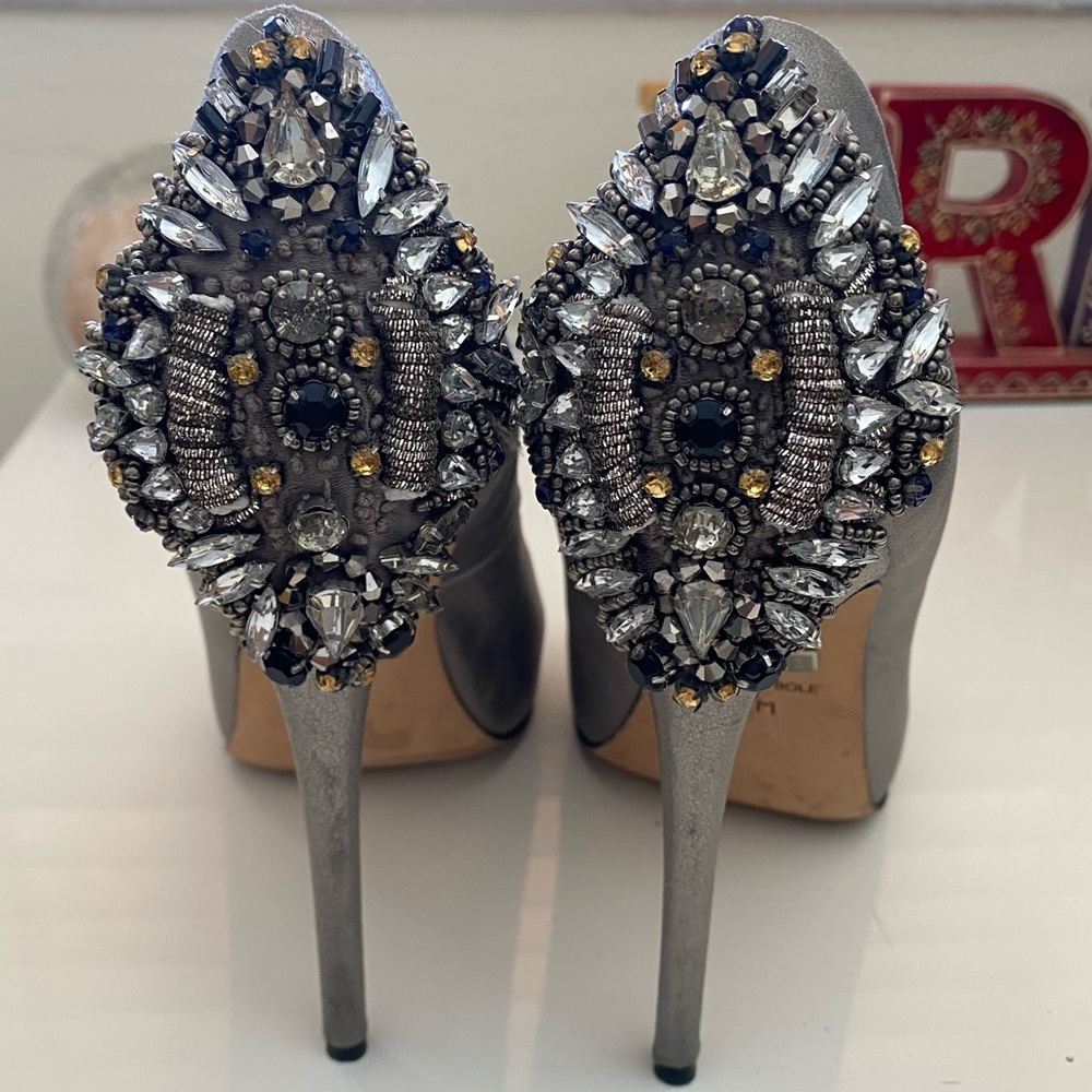 Badgley Mischka Heels metallic grey with rhinestones size 8